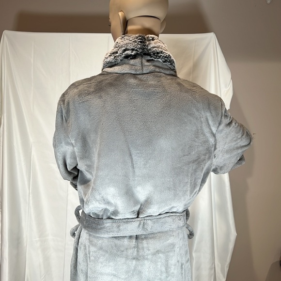 Luxurious 🤩 Faux Fur Bath Robe from Hotel Collection. - Picture 11 of 12